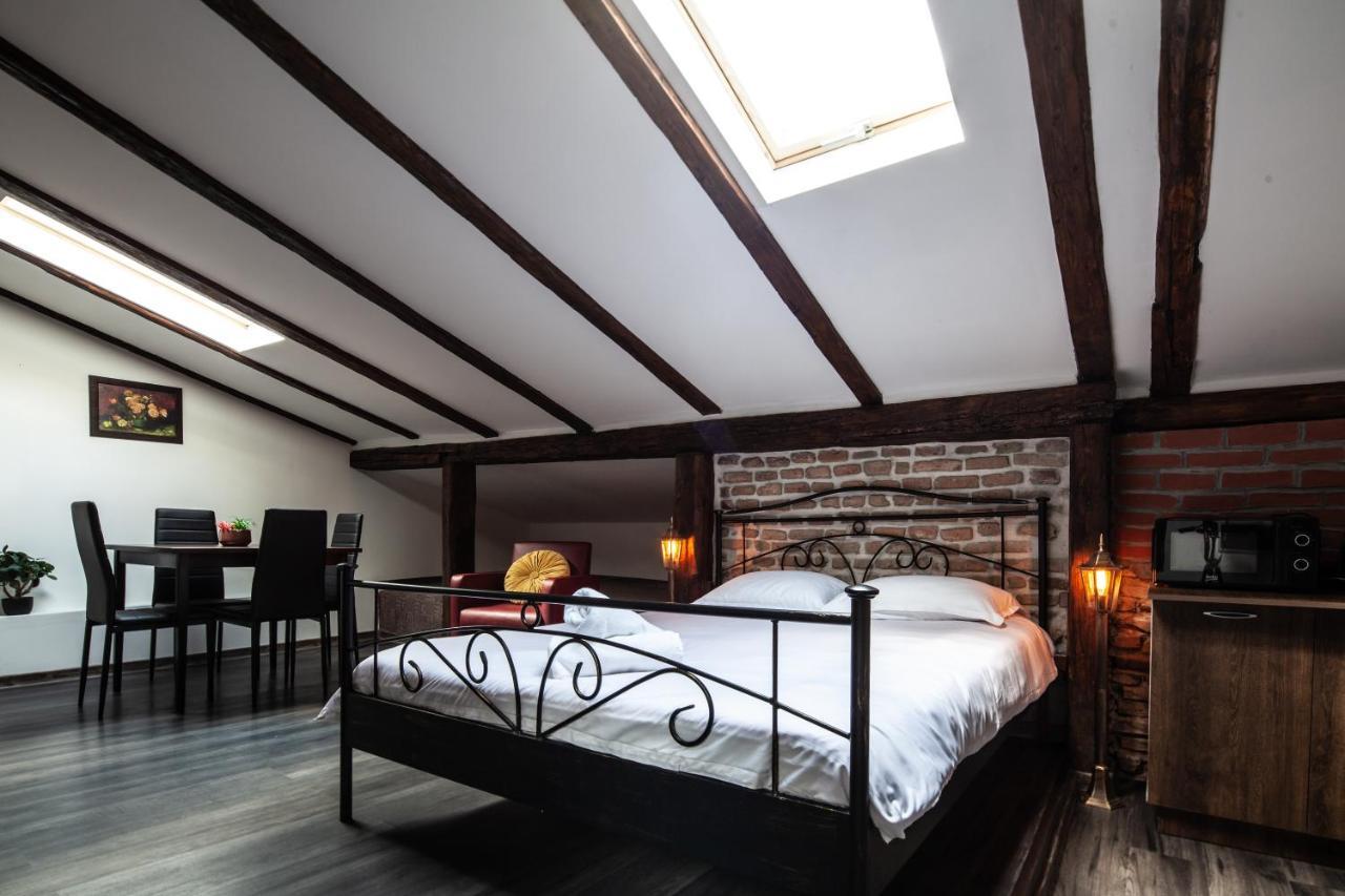 Little Paris Booutique In Old Town Center Apartament Brașov